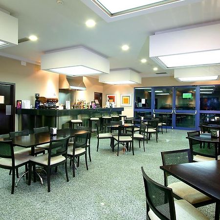 Hotel Puerta De Alcala Αλκαλά ντε Ενάρες Εστιατόριο φωτογραφία