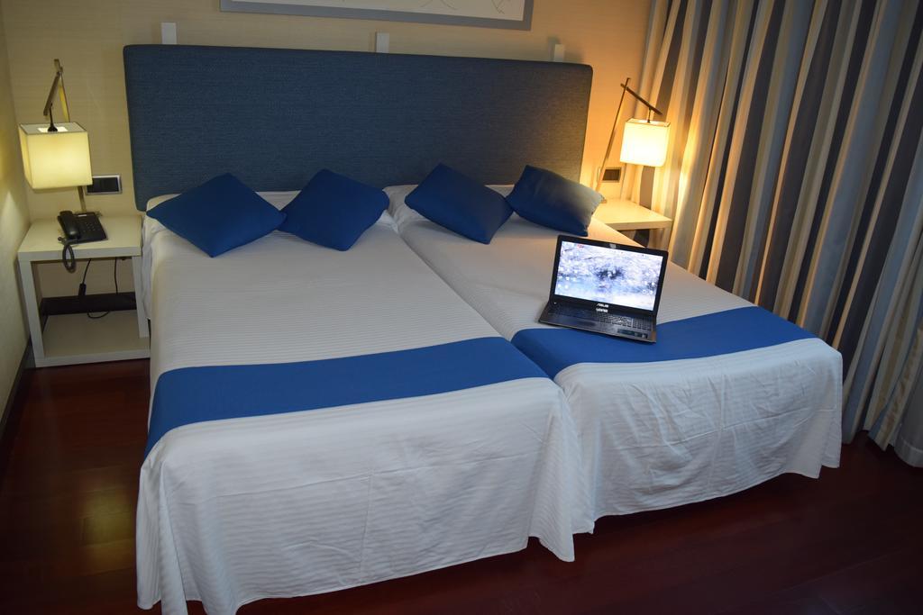 Hotel Puerta De Alcala Αλκαλά ντε Ενάρες Εξωτερικό φωτογραφία