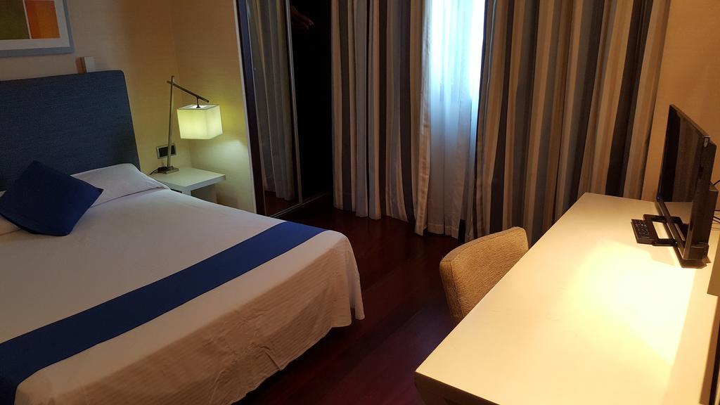 Hotel Puerta De Alcala Αλκαλά ντε Ενάρες Εξωτερικό φωτογραφία