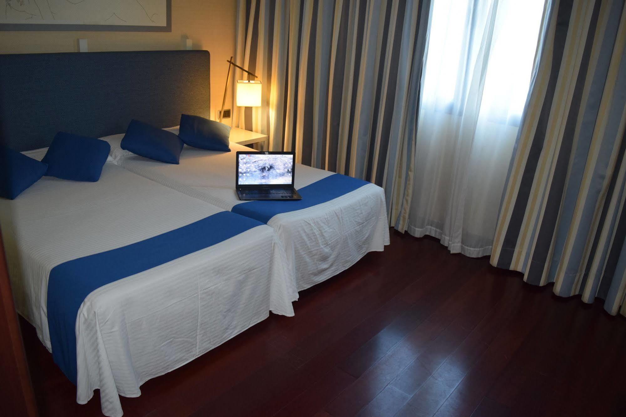 Hotel Puerta De Alcala Αλκαλά ντε Ενάρες Εξωτερικό φωτογραφία