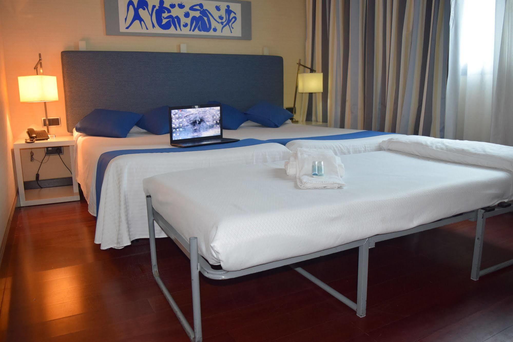 Hotel Puerta De Alcala Αλκαλά ντε Ενάρες Εξωτερικό φωτογραφία