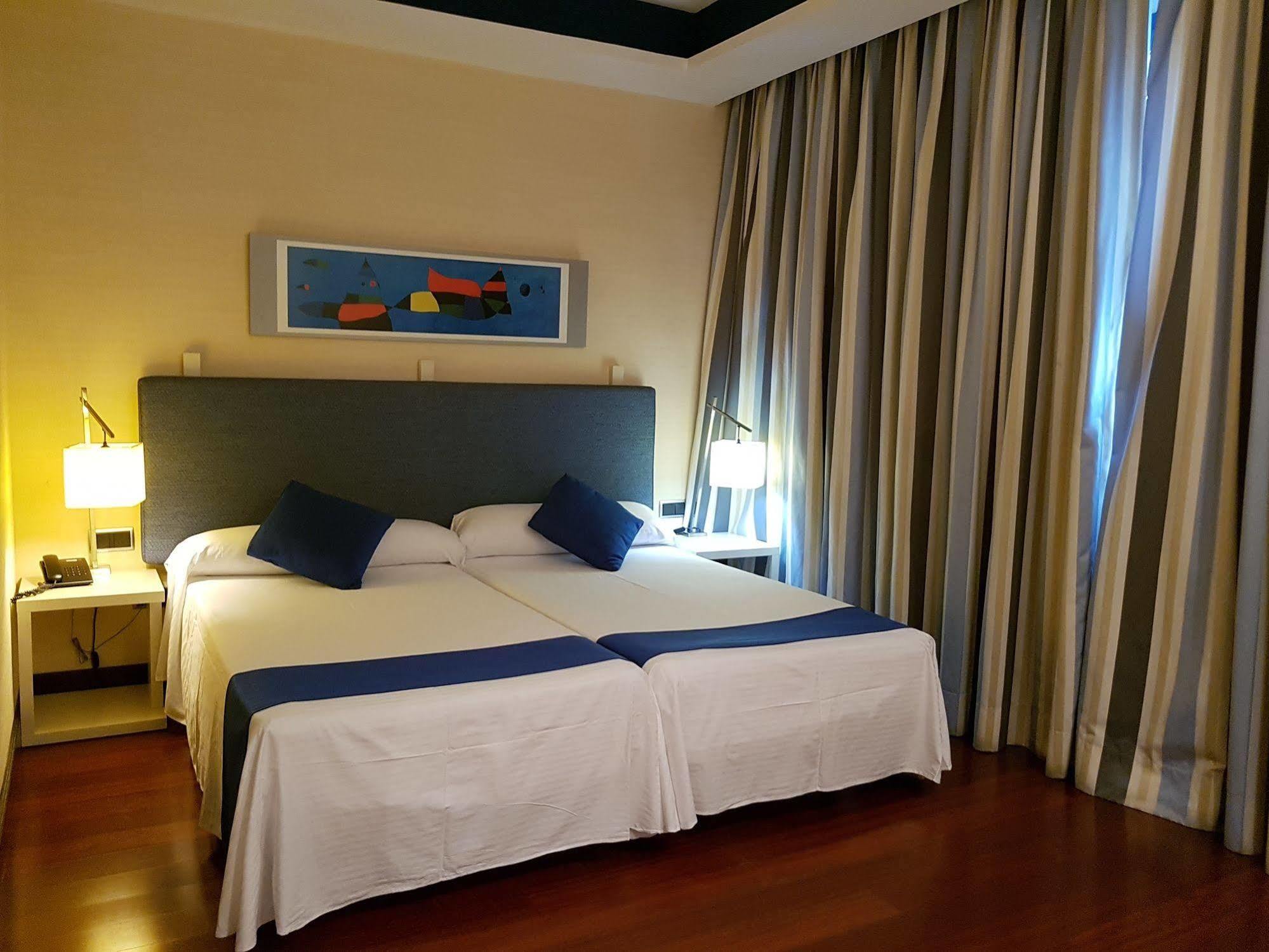 Hotel Puerta De Alcala Αλκαλά ντε Ενάρες Εξωτερικό φωτογραφία