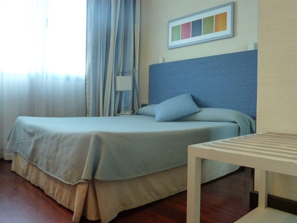 Hotel Puerta De Alcala Αλκαλά ντε Ενάρες Δωμάτιο φωτογραφία