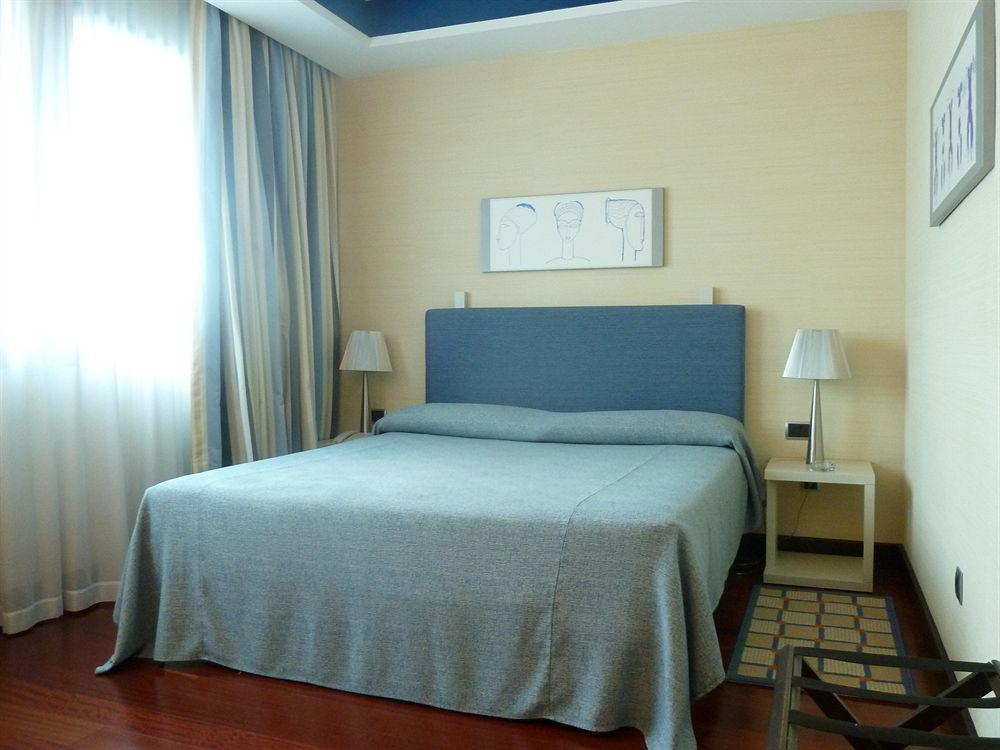 Hotel Puerta De Alcala Αλκαλά ντε Ενάρες Εξωτερικό φωτογραφία